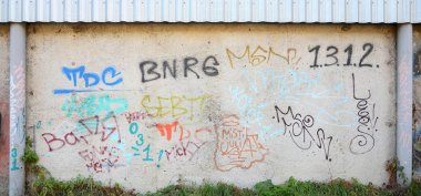 Doku üzerinde tasvir edilmiştir grafiti boyama duvar parçasının. Grafiti sokak sanatı ve grafiti kültür konularda bir fotoğraf çizim bir parça görüntüsünü