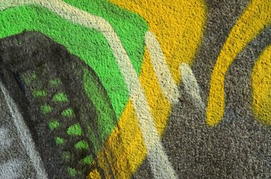 Beton yıpranmış yıpranmış duvar boya hasarlı. Eski beton yüzeyine graffiti renkler ve özetliyor. Sokak sanatı arka plan doku. Şehrin boyalı duvar kapatın