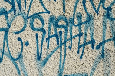 Beton yıpranmış yıpranmış duvar boya hasarlı. Eski beton yüzeyine graffiti renkler ve özetliyor. Sokak sanatı arka plan doku. Şehrin boyalı duvar kapatın
