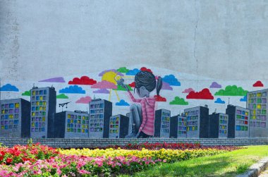 Eski duvar boyalı renkli grafiti sprey boya ile çizim içinde. Gökdelenler bir fırça boya ile bir sürü çizer küçük bir kız resmi