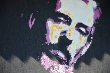 Eski duvar boyalı renkli grafiti sprey boya ile çizim içinde. Yaşlı bir adamın yüzü stencilled bir tarzda görüntüsünü