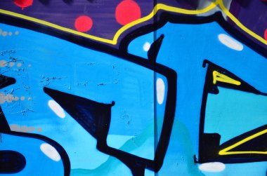 Eski duvar boyalı renkli grafiti çizim mavi sprey boyalar. Duvar yazılarını ve sokak sanat çizim Tema arka plan görüntüsü