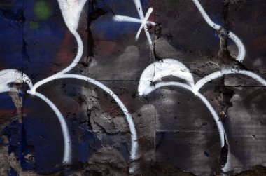 Kontür, kullanarak grafiti çizim bir parça renkli dolgu alanlar üzerinde uygulanan kutu sprey boya ile yardımıyla duvara. Sokak sanatı ve vandalizm arka plan doku