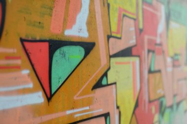 Beton duvara sprey boya ile uygulanan bir renkli grafiti desenli arka plan görüntüsü. Kontür ve parçaları bir çok ilginç bir kompozisyon şekillendirme boya ile dolu