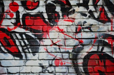 Bir büyük ve bileşik grafiti desen duvara sprey boyalar farklı renklerle yapılan bazı unsurları