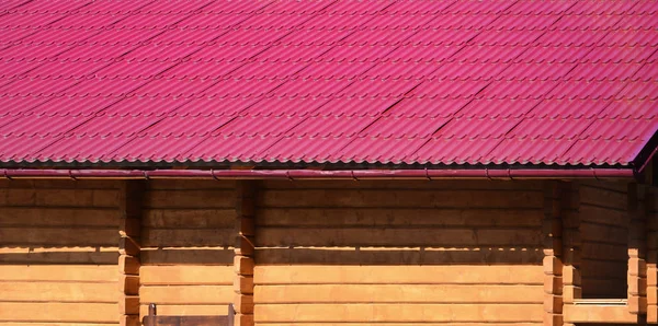 Haus Mit Einem Dach Aus Massiven Blechen Wie Ein Alter — Stockfoto