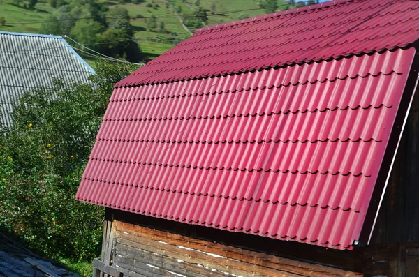 房子的屋顶由坚实的金属板 形状像一个老瓷砖 — 图库照片