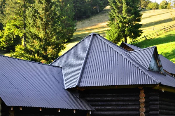 Telhado Feito Folhas Metal Cinza Relevo Casa Madeira Campo Verão — Fotografia de Stock