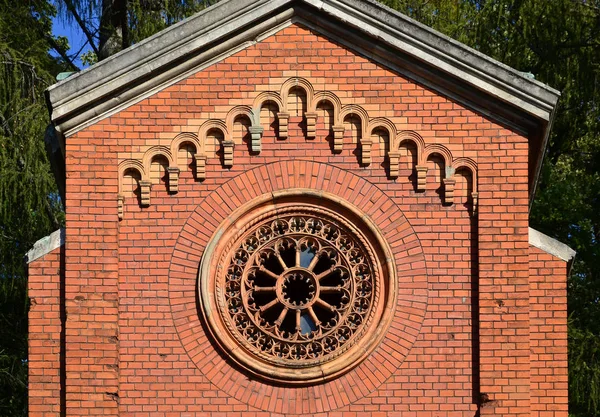 Texture Front Part Ancient Brick Crypt Patterned Carved Window Cemetery — Stock Photo, Image