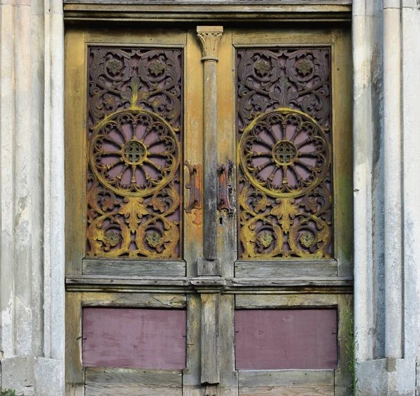 Texture Front Part Ancient Brick Crypt Patterned Wooden Door Cemetery — Stock Photo, Image