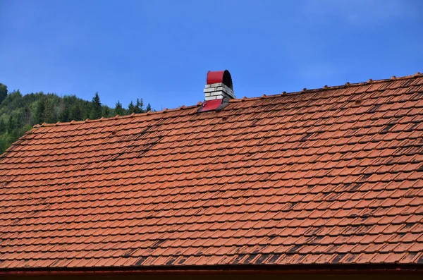 この正方形のタイルの屋根は赤いです 世紀の豊かな住宅を覆う屋根の古いタイプ — ストック写真