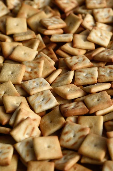 Massa Små Cookies Kvadrat Formade Ett Mönster Ett Gult Salt — Stockfoto