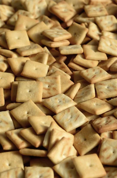 Sok Cookie Kis Négyzet Alakú Minta Egy Sárga Cracker Sózott — Stock Fotó