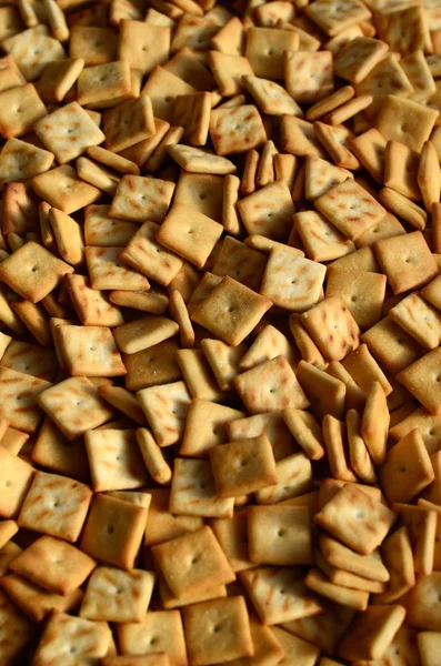 Monte Pequenos Biscoitos São Forma Quadrada Padrão Biscoito Sal Amarelo — Fotografia de Stock