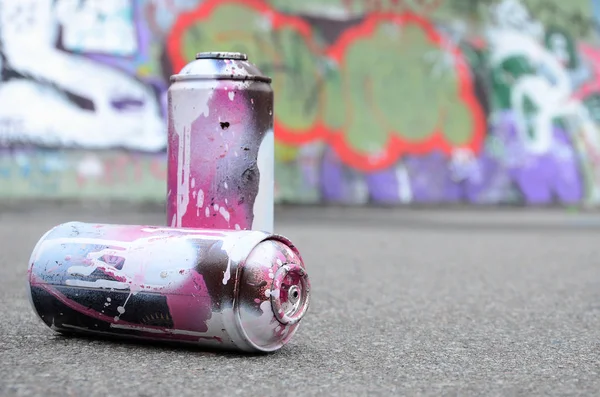 Några Begagnade Sprayburkar Med Rosa Och Vit Färg Ligga Asfalten — Stockfoto
