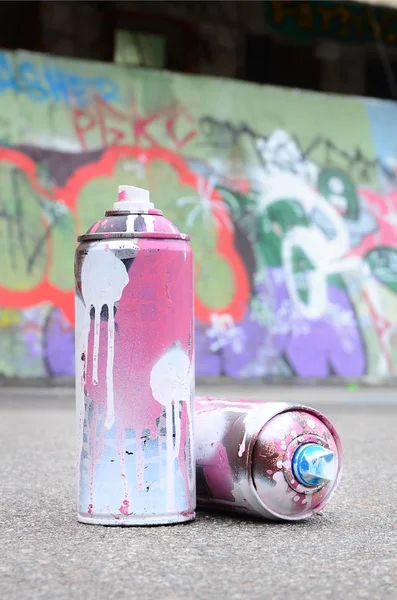 Flera Begagnade Sprayburkar Med Rosa Och Vit Färg Och Kepsar — Stockfoto