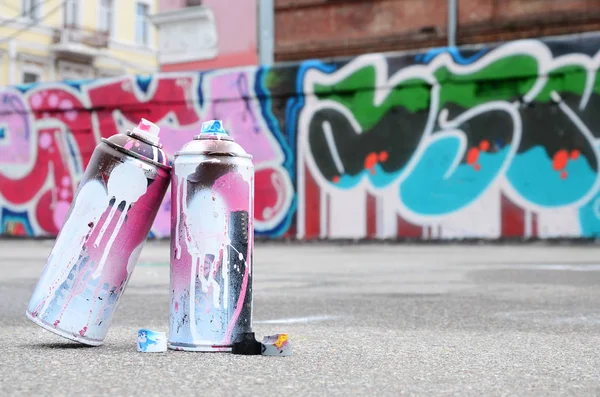 Several Used Spray Cans Pink White Paint Caps Spraying Paint — Stock Photo, Image