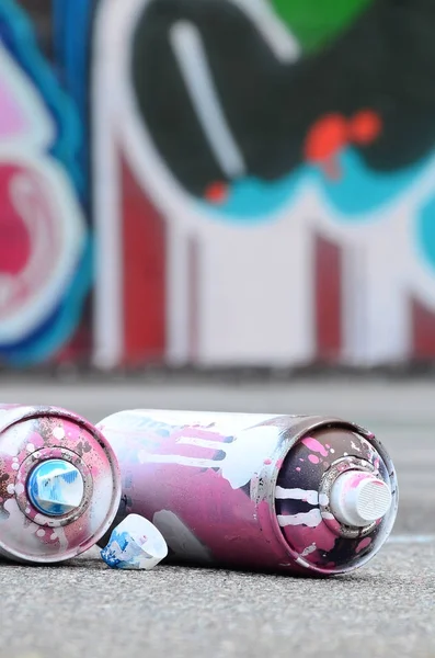 Varias Latas Spray Usadas Con Pintura Rosa Blanca Tapas Para — Foto de Stock