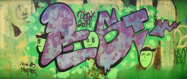Parede Velha Pintada Cor Graffiti Que Desenha Pinturas Verdes Aerossol — Fotografia de Stock