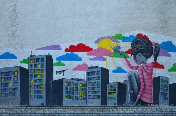 Eski duvar boyalı renkli grafiti sprey boya ile çizim içinde. Gökdelenler bir fırça boya ile bir sürü çizer küçük bir kız resmi