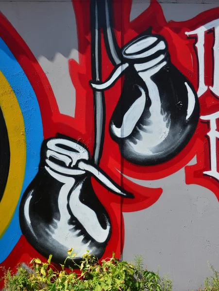 Vanha Seinä Maalattu Väri Graffiti Piirustus Aerosolimaaleilla Kuva Punaisista Nyrkkeilyhanskoista — kuvapankkivalokuva