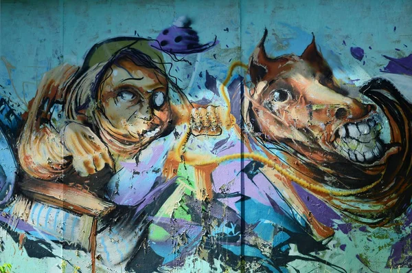 Старая Стена Окрашенная Цветные Граффити Аэрозольными Красками Изображение Ужасных Лиц — стоковое фото