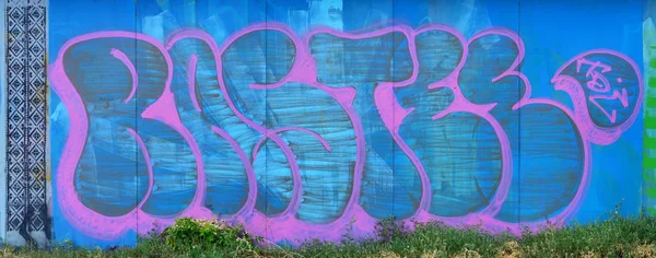 Parede Velha Pintada Cor Graffiti Que Desenha Pinturas Azuis Aerossol — Fotografia de Stock