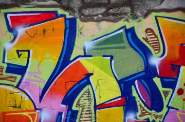 Bir büyük ve bileşik grafiti desen duvara sprey boyalar farklı renklerle yapılan bazı unsurları