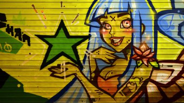 Duvar dokusu dekore edilmiş mavi saçlı güzel bir kız görüntüsü ile çizim grafiti içinde