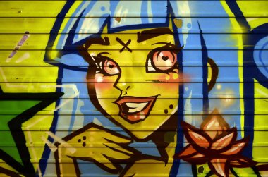 Duvar dokusu dekore edilmiş mavi saçlı güzel bir kız görüntüsü ile çizim grafiti içinde