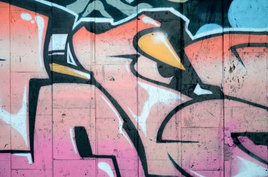 Beton döşeme bir duvara sprey boya ile yapılmış bir çizim ayrıntılı grafiti bir parçası. Arka plan resmini bej ve pembe renk tonlarında sokak sanatı