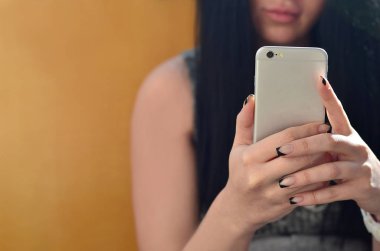 Esmer kız selfie bir modern dokunmatik akıllı telefon bir camlı iç ön kamera yapar