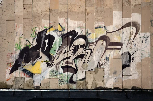 エアゾール塗料コンクリート タイルの壁で作られた図面の詳細な落書きの断片 茶色とクリーム色のトーンのストリート アートの背景イメージ — ストック写真