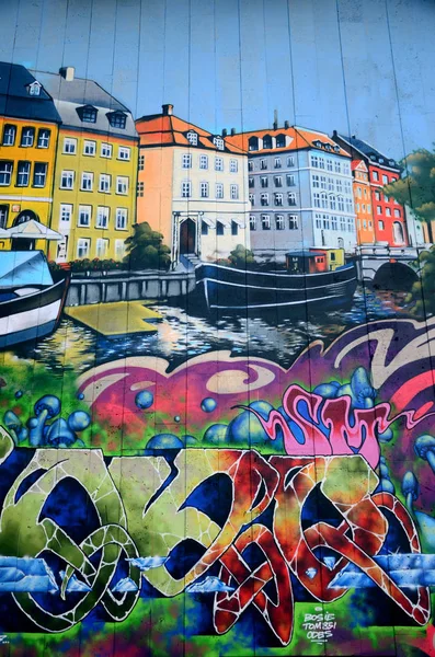在混凝土瓦片墙上用气溶胶颜料制作的图画的详细涂鸦片断 威尼斯建筑的街头艺术背景意象 — 图库照片