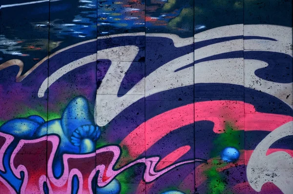 在混凝土瓦片墙上用气溶胶颜料制作的图画的详细涂鸦片断 街头艺术与仙女蓝蘑菇的背景形象 — 图库照片