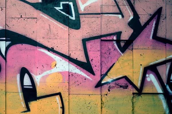 在混凝土瓦片墙上用气溶胶颜料制作的图画的详细涂鸦片断 米色和粉红色色调的街头艺术背景图像 — 图库照片