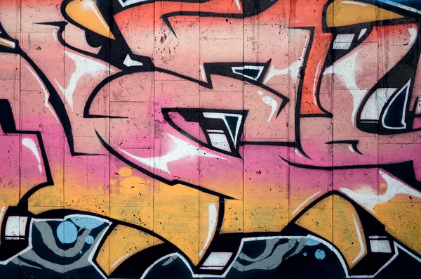 エアゾール塗料コンクリート タイルの壁で作られた図面の詳細な落書きの断片 ベージュとピンクの色のトーンのストリート アートの背景イメージ — ストック写真