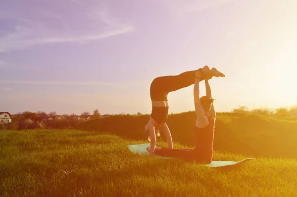 Zwei Junge Blonde Mädchen Sportanzügen Praktizieren Abends Yoga Auf Einem — Stockfoto