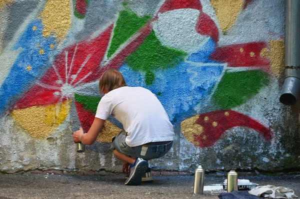 Foto Proceso Dibujar Patrón Graffiti Una Vieja Pared Hormigón Joven —  Fotos de Stock