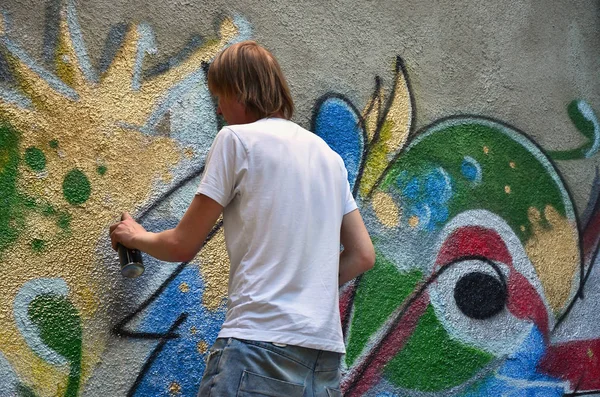 Fotoğraf Eski Bir Beton Duvara Grafiti Desen Çizimi Sürecinde Genç — Stok fotoğraf