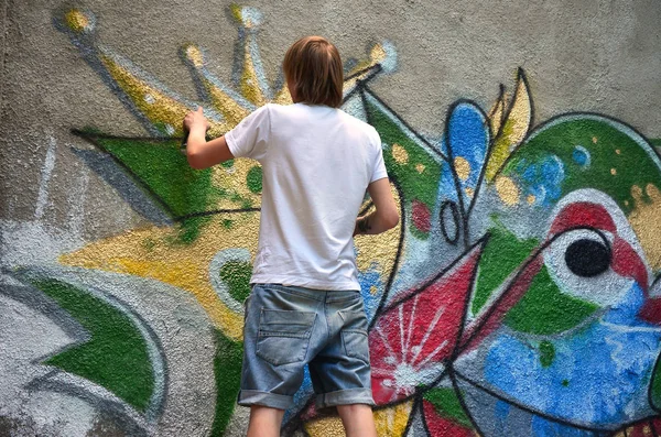 Foto Ung Kille Jeansshorts Och Vit Skjorta Killen Drar Graffiti — Stockfoto