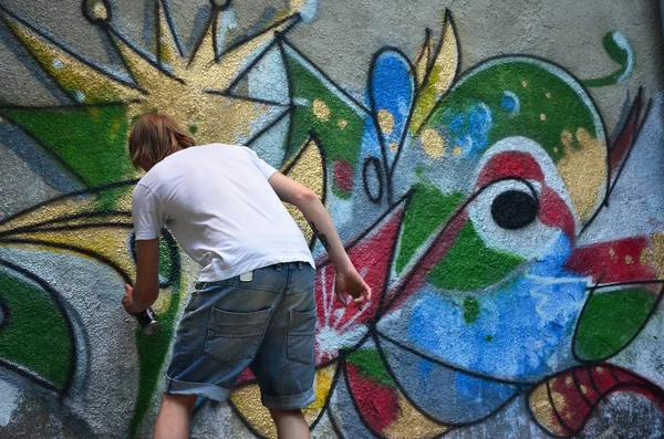 Fotografie Mladého Kluka Džínové Kraťasy Bílou Košili Ten Čerpá Graffiti — Stock fotografie