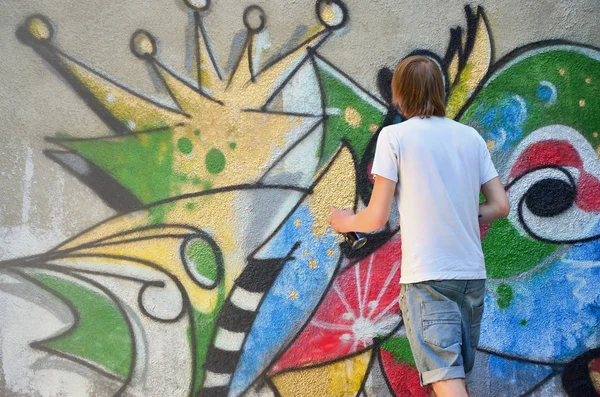 Foto Proceso Dibujar Patrón Graffiti Una Vieja Pared Hormigón Joven — Foto de Stock