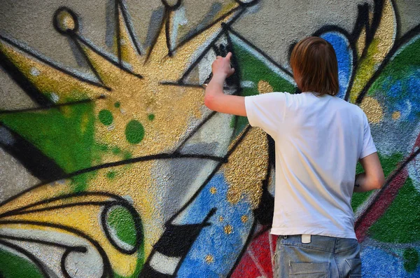 Foto Při Kreslení Graffiti Vzor Staré Betonové Zdi Mladá Blond — Stock fotografie
