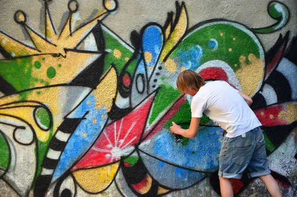 Foto Ung Kille Jeansshorts Och Vit Skjorta Killen Drar Graffiti — Stockfoto