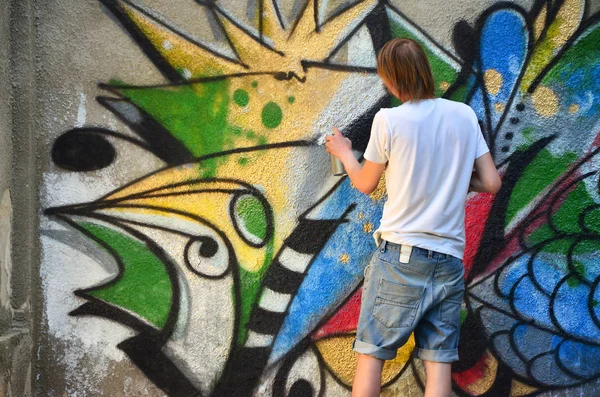 Foto Ung Kille Jeansshorts Och Vit Skjorta Killen Drar Graffiti — Stockfoto