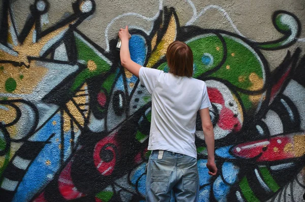 Foto Processo Desenho Padrão Grafite Uma Parede Concreto Velho Jovem — Fotografia de Stock