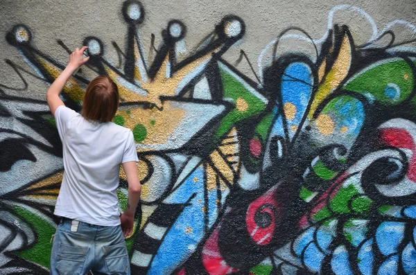 Foto Procinto Disegnare Modello Graffiti Vecchio Muro Cemento Giovane Dai — Foto Stock