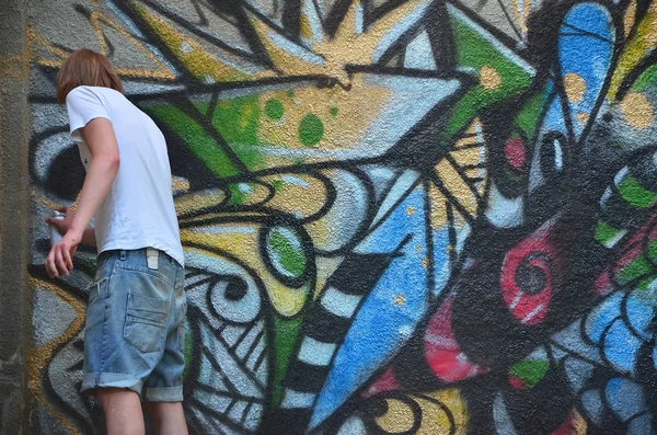 Zdjęcie Procesie Rysunek Wzór Graffiti Starych Ścian Betonowych Młody Długowłosa — Zdjęcie stockowe