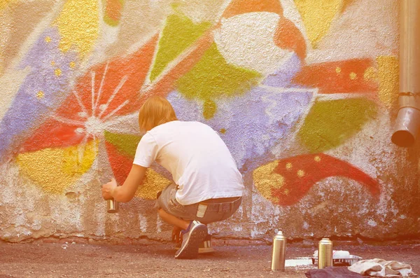 Fotoğraf Eski Bir Beton Duvara Grafiti Desen Çizimi Sürecinde Genç — Stok fotoğraf